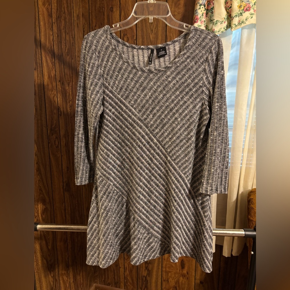 Women’s M New Directions top